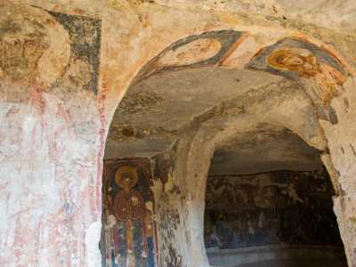 L'interno della chiesa rupestre di Santa Margherita